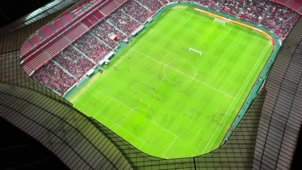 在葡萄牙 无人驾驶飞机射击 从足球场内的一场比赛中倾斜而出 晚上在一个足球场内 — 图库视频影像