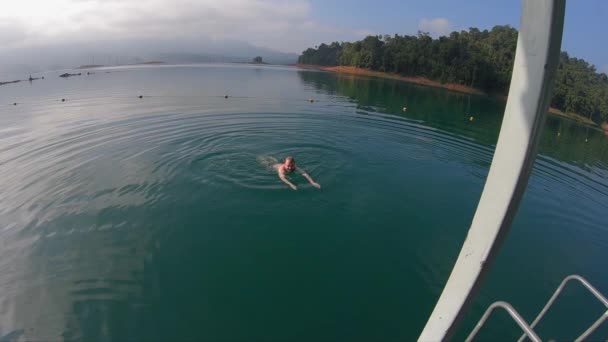 Uomo Nuota Verso Ponte Rallentatore Khao Sok Thailandia — Video Stock