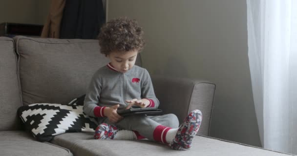 Mały Chłopiec Gra Grę Tablecie Pierwszy Czterech Klipów — Wideo stockowe