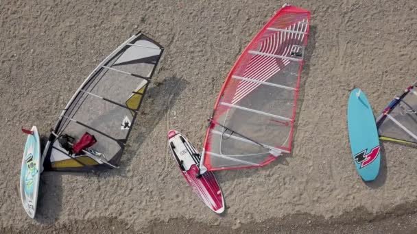 从意大利科莫湖沙滩上的一些帆板上抽出的空中射击 无人机从近射向宽射向高空 — 图库视频影像