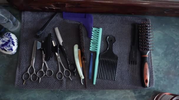 柜台上的理发店设备的全景 — 图库视频影像