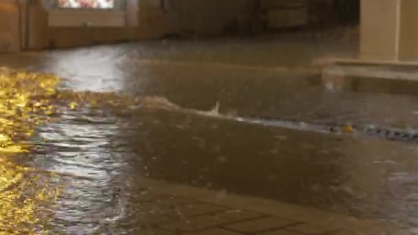 Έντονες Βροχοπτώσεις Πλημμύρισαν Δρόμο Νερό Ρέει Κάτω Αποχέτευσης — Αρχείο Βίντεο