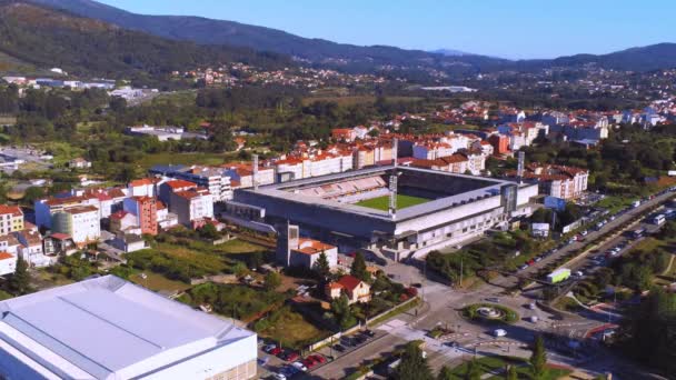 スペインのポンテベドラのサッカースタジアム エスタディオ シティ パサロンの空中風景 広角静的ショット — ストック動画