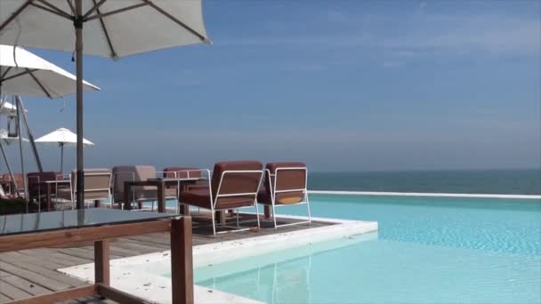 Sedia Ombrellone Con Piscina Fondale Mare — Video Stock