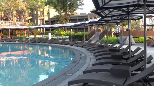 Postel Bazén Deštníkem Kolem Bazénu Hotelovém Resortu Pro Dovolenou Koncept — Stock video