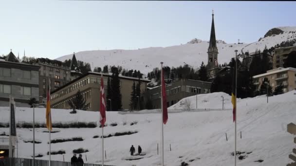 Moritz Resort Suiza Cubierto Nieve Gente Caminando Montañas Nevadas Fondo — Vídeos de Stock