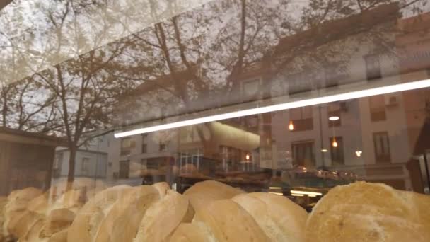通りから見たパン屋の窓の新鮮なパン スローモーションティルトダウン — ストック動画