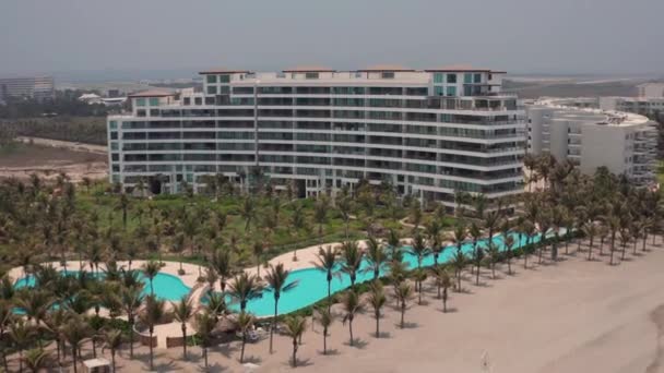墨西哥阿卡普尔科按热带海滩分列的高档公寓大楼和水塘的空中景观 — 图库视频影像