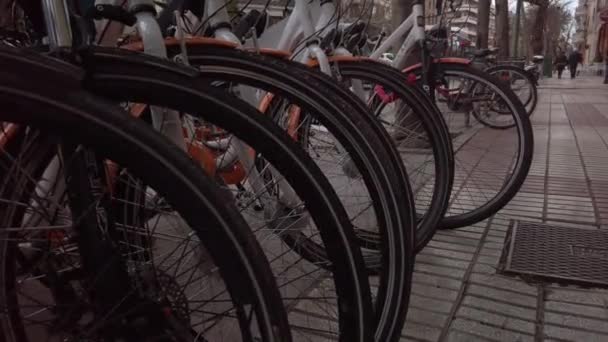 Row Bicycles Locked Sidewalk Close Detail Bike Tires — Stock Video