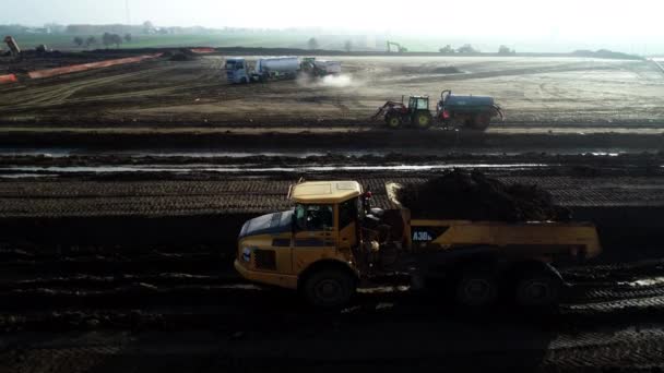 Fliegender Kipper Auf Großbaustelle — Stockvideo