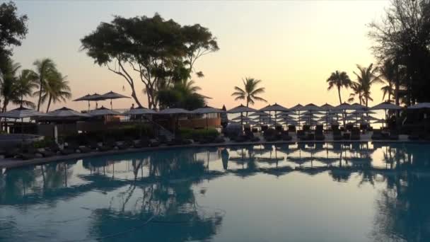 Säng Pool Med Paraply Runt Poolen Hotell Resort För Semester — Stockvideo