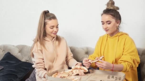 dívky jedí pizzu doma