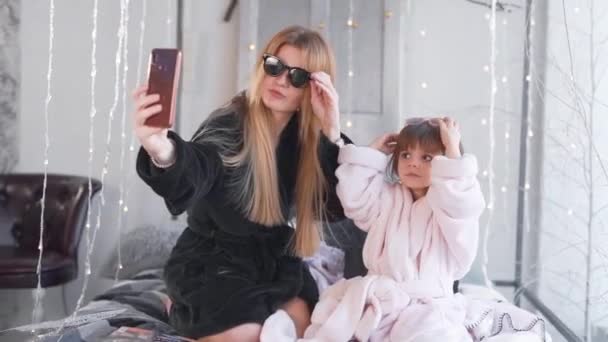 Mamma Sta Scattando Foto Con Sua Figlia — Video Stock