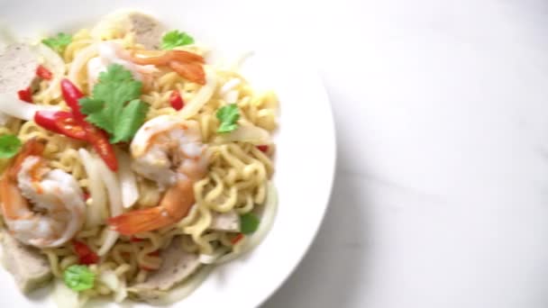 Ensalada Fideos Instantáneos Picantes Con Camarones — Vídeos de Stock