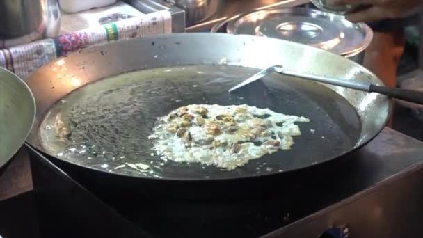 Smażone Małże Lub Małże Patelni Street Food Style — Wideo stockowe