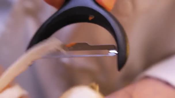 煮茴香皮 厨师正在剥欧芹皮 — 图库视频影像