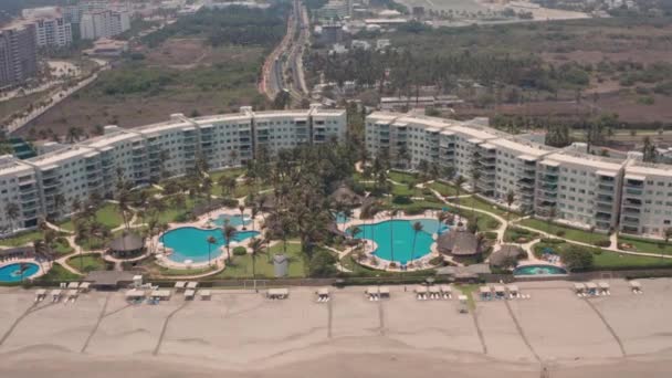 Apartamento Edifícios Piscinas Trânsito Cidade Segundo Plano Vista Aérea Acapulco — Vídeo de Stock
