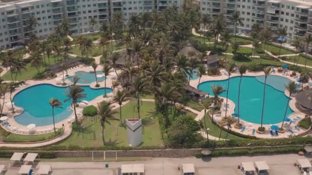 Luftaufnahme Von Pools Gehobener Condomium Gebäude Der Uferpromenade Von Acapulco — Stockvideo