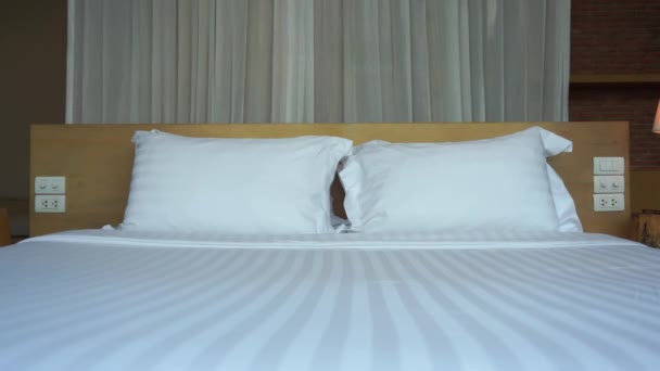 Letto Dell Hotel Con Copriletto Righe Bianche Cuscini Tende Che — Video Stock