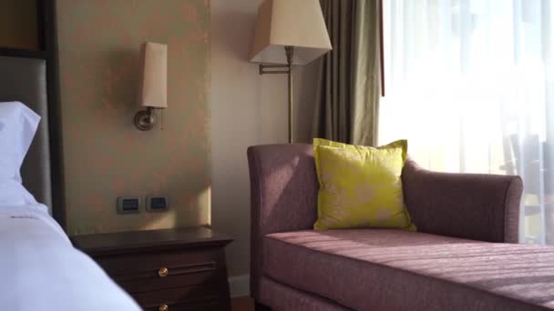 ベッド シャイ付きの高級リゾートの部屋のパン左ロング — ストック動画