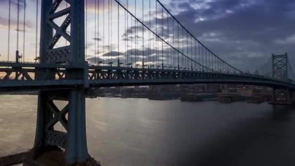 Philadelphia Skyline Bij Zonsondergang Met Ben Franklin Brug Aan Voorkant — Stockvideo