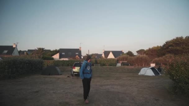 Een Backpacker Kamperen Een Tent Loopt Naar Camera — Stockvideo