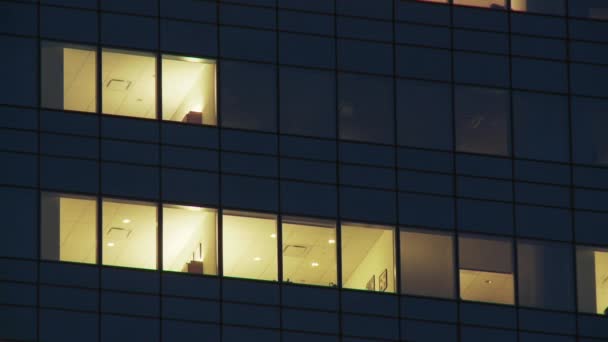 Vista Nocturna Edificios Altos Manhattan Con Luz Interior Que Brilla — Vídeos de Stock