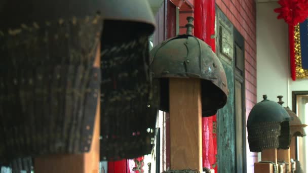 Einige Helme Des Kaiserlichen Porzellans Einem Kriegsmuseum — Stockvideo