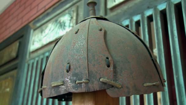 Vue Vieux Casque Corrodé Chine Impériale Dans Musée — Video