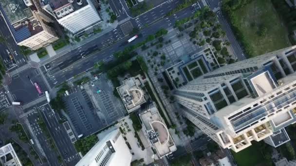 空中俯仰向上拍摄 显示台北的背后有高大的建筑物 — 图库视频影像