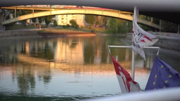 Slow Motion Flags Top Boat While Sailining Danube Canal Wiedniu — Wideo stockowe