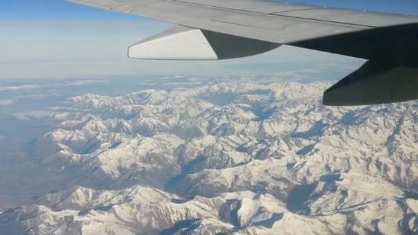 Una Vista Por Ventana Del Avión Las Montañas Hielo Ala — Vídeo de stock