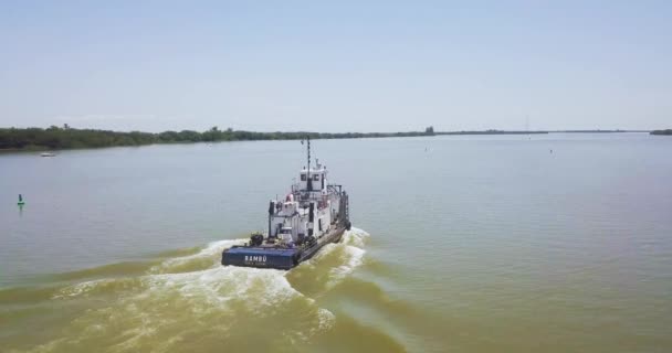 Barco Industrial Navegando Río Jacui Brasil Plato Seguimiento Aéreo — Vídeo de stock