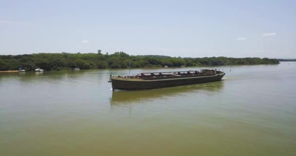 Envío Río Jacui Como Barcaza Viaja Río Abajo Plano Aéreo — Vídeo de stock