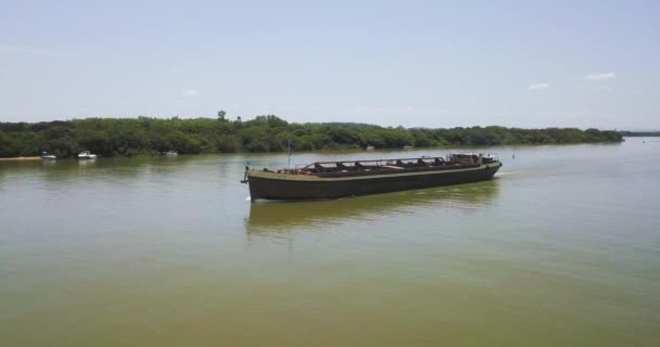 Navigation Sur Rivière Jacui Pendant Que Péniche Descend Cours Eau — Video