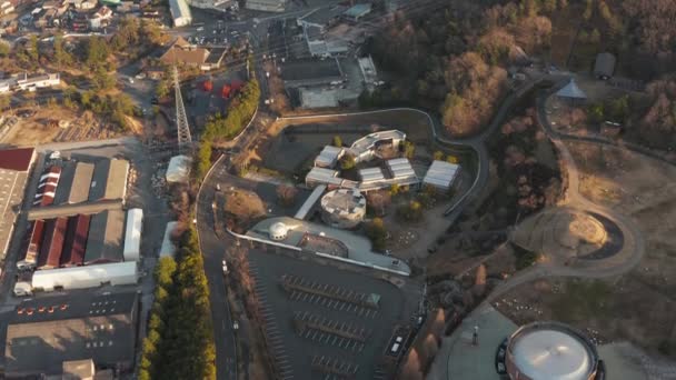 小さな滋賀町 信楽町 陶芸文化公園の上の空中パン — ストック動画