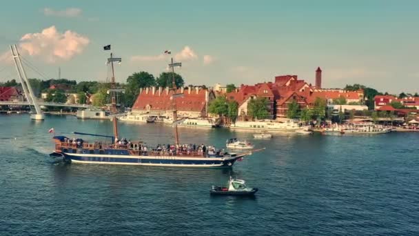 Drone Uitzicht Een Zeilboot Drijvend Langs Het Meer Stad Mikoajki — Stockvideo