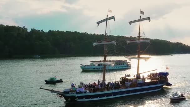 Velero Escoltado Por Otros Barcos — Vídeos de Stock