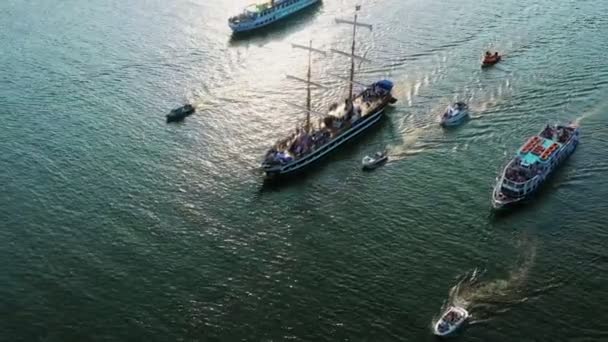 Vista Aérea Velero Escoltado Con Otros Barcos — Vídeo de stock