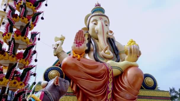Κλίση Προς Πάνω Πλάνο Του Αγάλματος Ganesh Maha Devalaya Hindu — Αρχείο Βίντεο