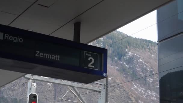 Steter Schuss Bahnhof Zug Richtung Zermatt Name Unter Dem Dach — Stockvideo