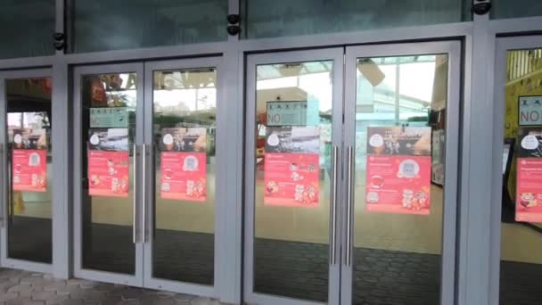 Szingapúri Kallang Hullámbevásárlóközpont Bejáratánál — Stock videók