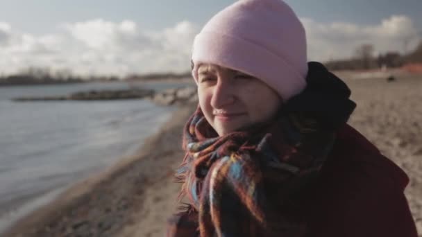 Jovem Turista Vestindo Jaqueta Vermelha Chapéu Gorro Rosa Costa Lago — Vídeo de Stock