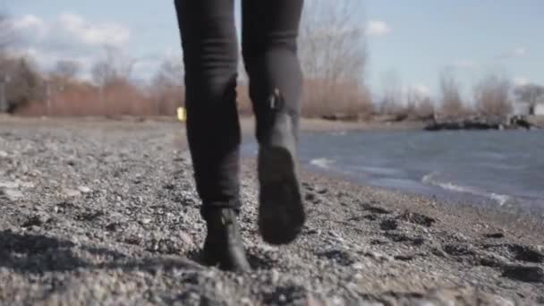 Güneşli Bir Günde Göl Kıyısında Yürüyen Bir Kadının Arka Görünüşü — Stok video