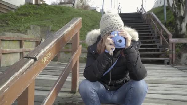 Jeune Femme Prendre Une Photo Avec Caméra Instantanée Assis Dans — Video