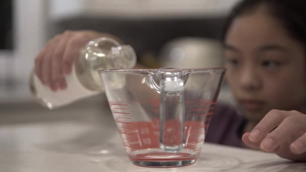 Молодая Корейская Девушка Наливает Сироп Мерную Чашку Время Выпечки Печенья — стоковое видео