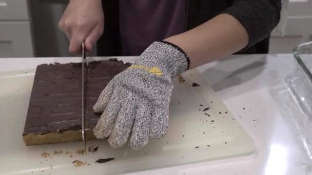 Una Joven Corta Galleta Millonaria Terminada Del Shortbread Pedazos Pequeños — Vídeos de Stock