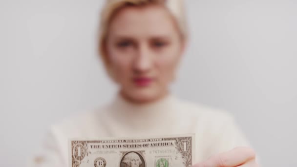 Krátké blond vlasy dáma, předvádění se její jeden americký dolar Bill - close up shot