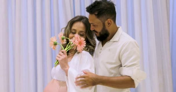 Embarazada Esposa Celebración Ramo Flores Gerberas Hermosas Plantas — Vídeo de stock