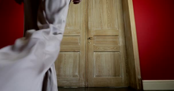Slomo Женщина Открывает Дверь Входит Комнату Выстрел Сзади Низкий Угол — стоковое видео